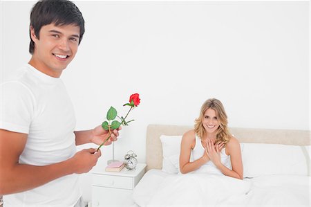 simsearch:6109-06003225,k - Mann und Frau Lächeln, während der Blick geradeaus, als er ihr eine Rose bringt. Stockbilder - Premium RF Lizenzfrei, Bildnummer: 6109-06003274
