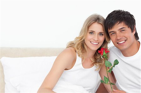 simsearch:6109-06003225,k - Mann und Frau zusammen, lächelnd, wie sie vor ihnen mit einer Rose in der Hand zu suchen. Stockbilder - Premium RF Lizenzfrei, Bildnummer: 6109-06003280