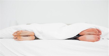 simsearch:6109-06003204,k - Ein Mann und der Frau paar Füße im Bett von einander abgewandt. Stockbilder - Premium RF Lizenzfrei, Bildnummer: 6109-06003215