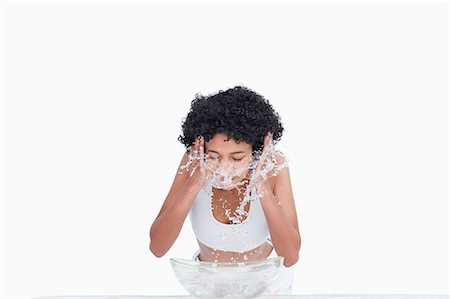 piel (anatomía) - Teenage wearing a tracksuit while splashing with water against a white background Foto de stock - Sin royalties Premium, Código: 6109-06003355