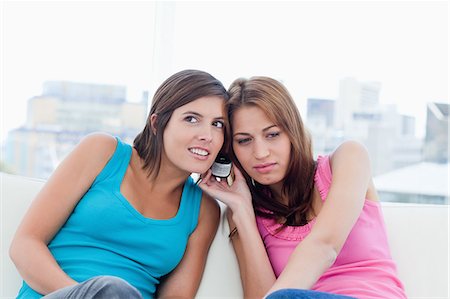 simsearch:6109-06003316,k - Young women listening to a mobile phone in a concentrated way Fotografie stock - Premium Royalty-Free, Codice: 6109-06003319