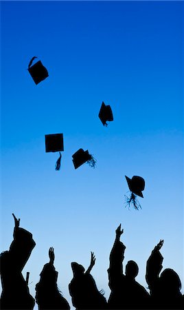 Étudiants célébrant l'obtention de leur diplôme tout en jetant leurs chapeaux Photographie de stock - Premium Libres de Droits, Code: 6109-06003587