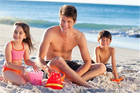 sandburg - Vater mit seiner wenig glückliche Kinder am Strand spielen Stockbilder - Premium RF Lizenzfrei, Bildnummer: 6109-06003790