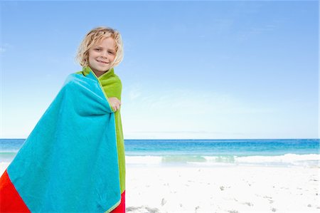 Petit garçon enveloppé dans sa serviette sur la plage Photographie de stock - Premium Libres de Droits, Code: 6109-06003709