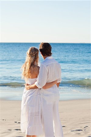 simsearch:6109-06003833,k - Rückansicht des jungen Paares, genießen ihren Tag am Strand Stockbilder - Premium RF Lizenzfrei, Bildnummer: 6109-06003811