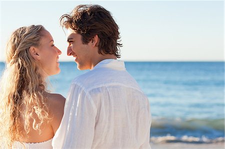 Back view of young couple at the seaside Foto de stock - Sin royalties Premium, Código: 6109-06003815