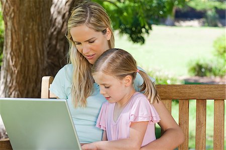 simsearch:6109-06004066,k - A close up of a mother and daughter using a laptop together Foto de stock - Sin royalties Premium, Código: 6109-06003953