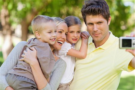 simsearch:6109-06003996,k - A shot focused on the family as they take a family photo Foto de stock - Sin royalties Premium, Código: 6109-06004043