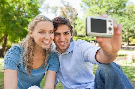 simsearch:6109-06004464,k - Young man taking a picture of himself and his girlfriend in the park Foto de stock - Sin royalties Premium, Código: 6109-06004383