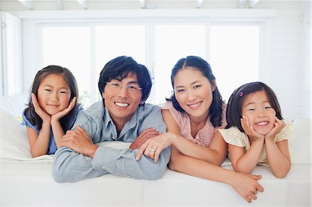 Die Familie, Lächeln, wie sie zusammen auf der Couch Knien Stockbilder - Premium RF Lizenzfrei, Bildnummer: 6109-06004881