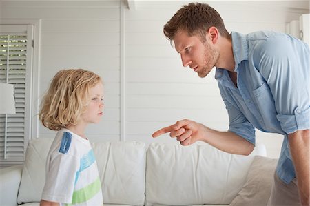 pune - Fils regarde par la fenêtre, comme son père le punit pour mauvaise conduite Photographie de stock - Premium Libres de Droits, Code: 6109-06005133