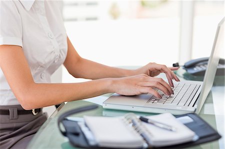 Femme travaillant sur un ordinateur portable dans un bureau lumineux Photographie de stock - Premium Libres de Droits, Code: 6109-06005350