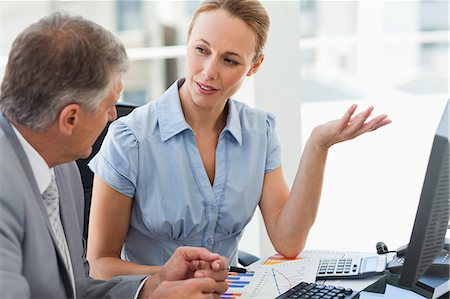 estadística - Employee explaining figures to her boss in a bright office Foto de stock - Sin royalties Premium, Código: 6109-06005307