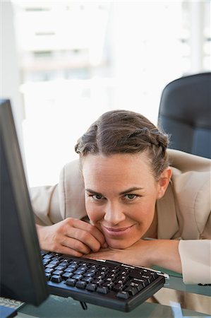 simsearch:6109-06005486,k - Femme d'affaires avec tresse souriant dans un bureau lumineux Photographie de stock - Premium Libres de Droits, Code: 6109-06005495