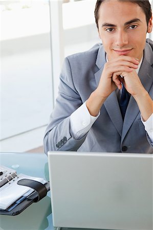 simsearch:6109-06005396,k - Portrait d'un homme d'affaires beau à son bureau dans un bureau lumineux Photographie de stock - Premium Libres de Droits, Code: 6109-06005554