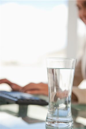 Close-up of a glass of mineral water placed on a glass desk Foto de stock - Sin royalties Premium, Código: 6109-06005504