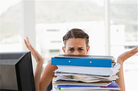 reliure à anneaux - Femme d'affaires faire trop travaille dans un bureau lumineux Photographie de stock - Premium Libres de Droits, Code: 6109-06005510