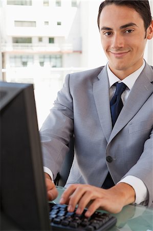 dactylographier - Portrait d'un homme d'affaires travaillant dans un bureau lumineux Photographie de stock - Premium Libres de Droits, Code: 6109-06005521