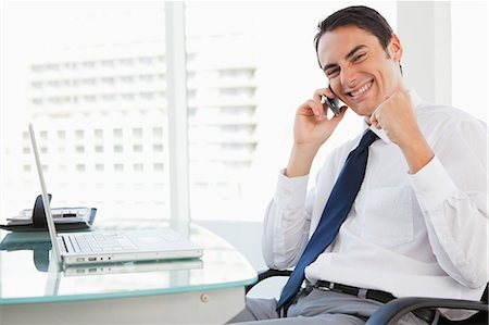 Portrait of a businessman receiving good news by phone in a bright office Foto de stock - Sin royalties Premium, Código: 6109-06005608