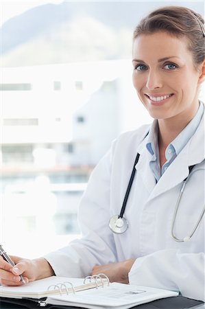 receta (médica) - Smiling female doctor with pen and pocket calendar Foto de stock - Sin royalties Premium, Código: 6109-06005867