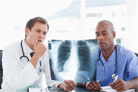 simsearch:6109-06005901,k - Doctors looking at an x-ray together Fotografie stock - Premium Royalty-Free, Codice: 6109-06005887