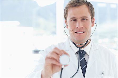 simsearch:6109-06005901,k - Doctor using his stethoscope Fotografie stock - Premium Royalty-Free, Codice: 6109-06005889