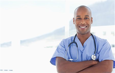 doctor uniform - Smiling doctor with his arms crossed Foto de stock - Sin royalties Premium, Código: 6109-06005915