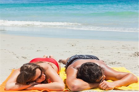 romantic pictures of lovers sleeping - Bronzée couple dormir sur la plage avec la mer en arrière-plan Photographie de stock - Premium Libres de Droits, Code: 6109-06006118