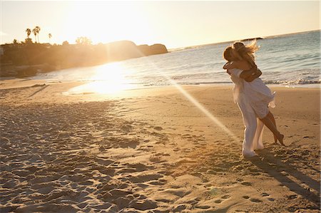 people walking on the beach sunset - Coucher du soleil, les amateurs de baiser sur la plage Photographie de stock - Premium Libres de Droits, Code: 6109-06006288