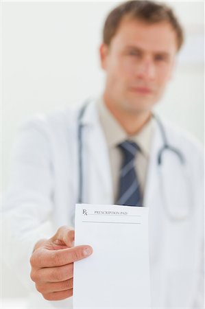 professional medical - Médecin de sexe masculin affichage de prescription Photographie de stock - Premium Libres de Droits, Code: 6109-06006367