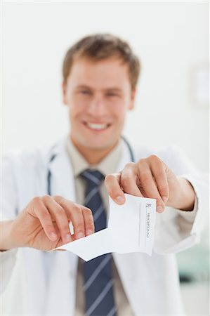 simsearch:6109-06005901,k - Smiling male doctor tearing prescription apart Fotografie stock - Premium Royalty-Free, Codice: 6109-06006369