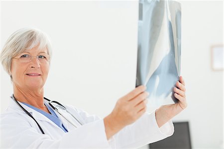simsearch:6109-06006352,k - Side view of mature doctor holding an x-ray Foto de stock - Sin royalties Premium, Código: 6109-06006335