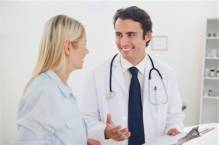 simsearch:6109-06006352,k - Smiling doctor talking with female patient Foto de stock - Sin royalties Premium, Código: 6109-06006444