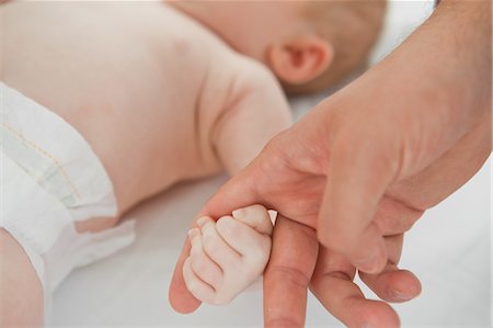 Little baby holding adults finger Foto de stock - Sin royalties Premium, Código: 6109-06006468