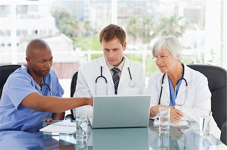 Doctors working on laptop together Foto de stock - Sin royalties Premium, Código: 6109-06006473