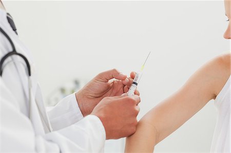 Male doctor preparing syringe for his patient Foto de stock - Sin royalties Premium, Código: 6109-06006414