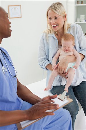 simsearch:6109-06006581,k - Mère souriante avec son petit bébé visitant le médecin Photographie de stock - Premium Libres de Droits, Code: 6109-06006581