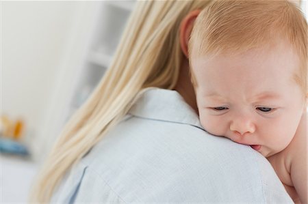 Little baby being held by its mother Foto de stock - Sin royalties Premium, Código: 6109-06006593