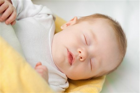 sleeping baby lying - Cute little baby taking a nap Foto de stock - Sin royalties Premium, Código: 6109-06006684