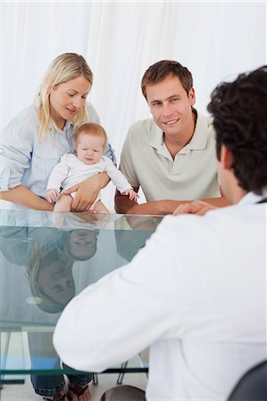 doctor talking to family - Male doctor talking to young family Foto de stock - Sin royalties Premium, Código: 6109-06006639