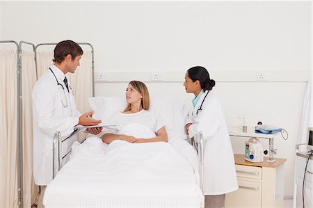 simsearch:6109-06006891,k - Ernst Chirurg im Gespräch mit einem Patienten stehen in einem Krankenzimmer Stockbilder - Premium RF Lizenzfrei, Bildnummer: 6109-06007048