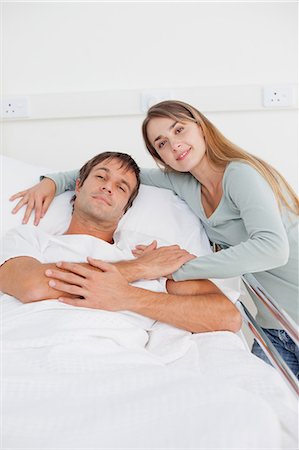 sick patients hugging - Patient détendu et sa femme main dans la main dans une chambre d'hôpital Photographie de stock - Premium Libres de Droits, Code: 6109-06007072