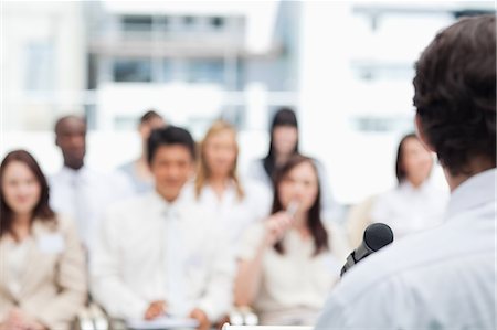 Homme d'affaires, prononçant un discours à ses collègues qu'ils sont assis dans un groupe Photographie de stock - Premium Libres de Droits, Code: 6109-06007234