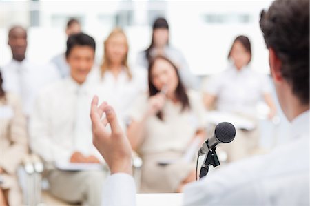 Homme d'affaires, faire un geste de la main, car il donne un discours à un groupe de ses collègues Photographie de stock - Premium Libres de Droits, Code: 6109-06007236