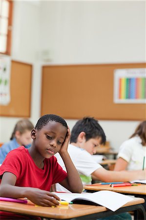 Vue latérale d'élèves du primaire s'ennuyer au cours de la classe Photographie de stock - Premium Libres de Droits, Code: 6109-06007476