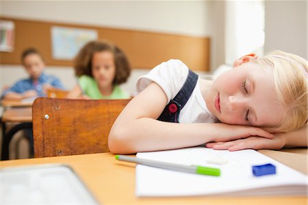 person sleeping at desk - Élèves du primaire se sentait endormi pendant la classe Photographie de stock - Premium Libres de Droits, Code: 6109-06007406