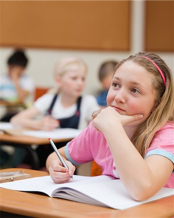 reading in class - Young elementary schoolgirl in thoughts Foto de stock - Sin royalties Premium, Código: 6109-06007413