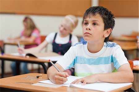 studying (all students) - Élève de primaire en regardant le tableau noir Photographie de stock - Premium Libres de Droits, Code: 6109-06007430