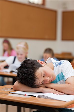 Elementary student taking a break during class Foto de stock - Sin royalties Premium, Código: 6109-06007436