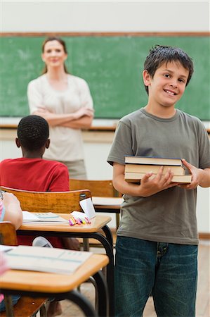 simsearch:6109-06007597,k - Little boy standing with pile of books Fotografie stock - Premium Royalty-Free, Codice: 6109-06007557